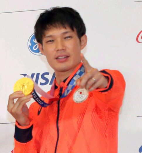 メダルを手にポーズを決めるフェンシングエペ男子団体の山田優（2021年7月31日撮影）