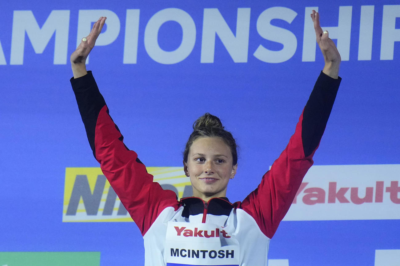 女子400メートル個人メドレー　優勝した15歳のサマー・マッキントッシュ（AP）
