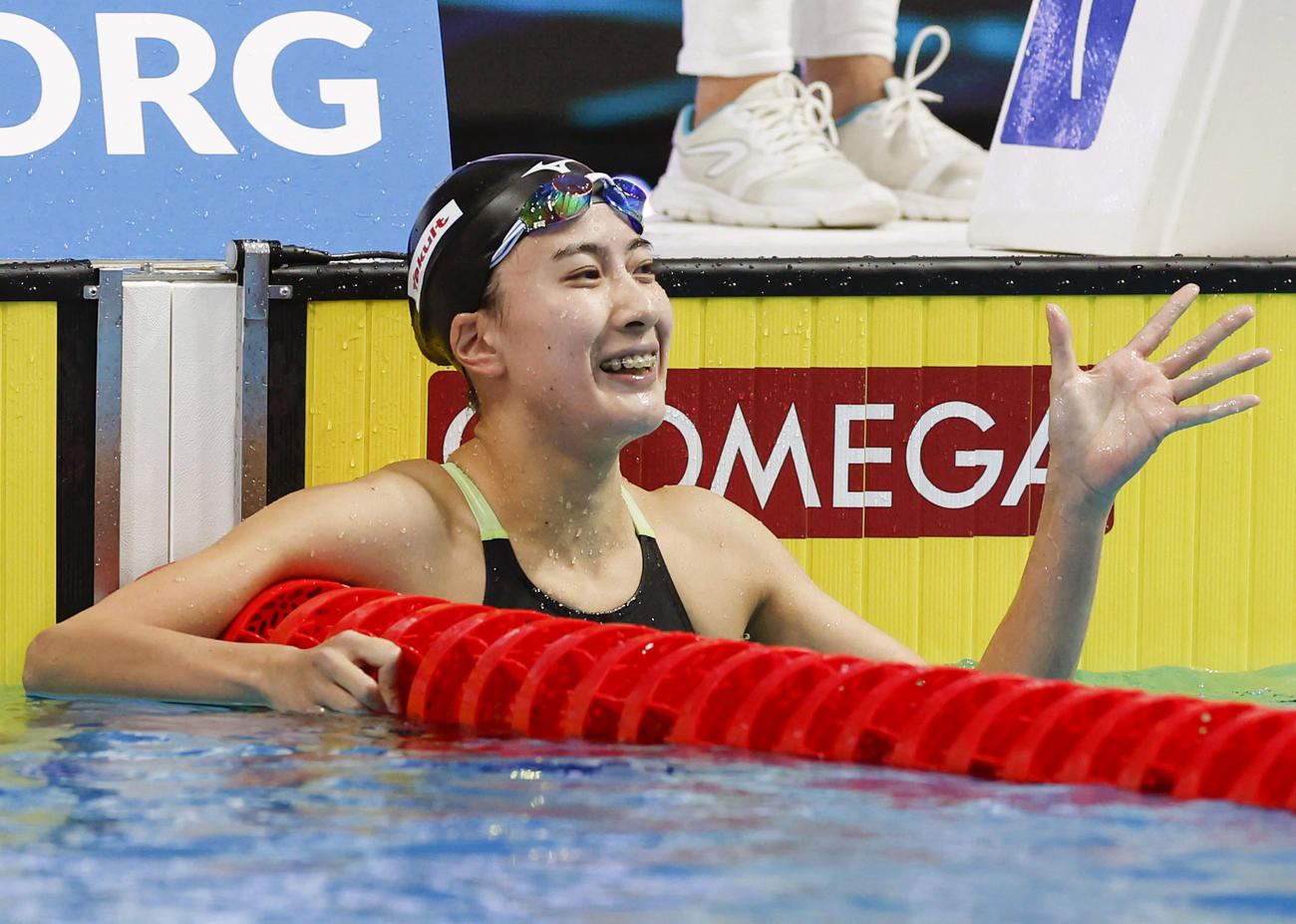 女子400メートル個人メドレーで5位となり、手を振る大橋悠依（共同）