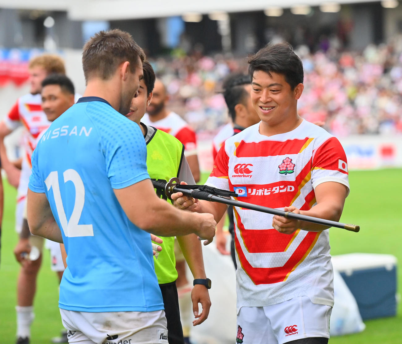 フッカー坂手（右）からウルグアイの選手に日本刀がプレゼントされた（撮影・和賀正仁）