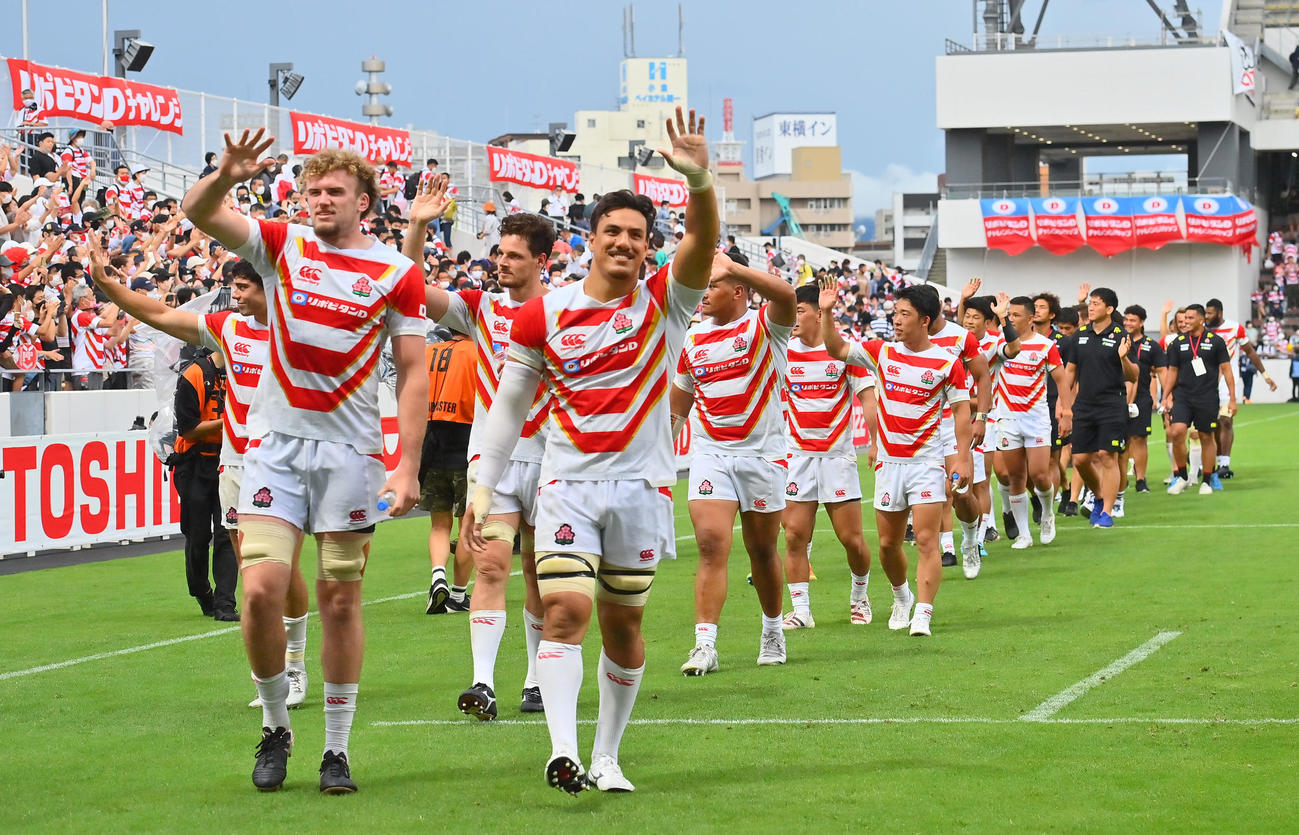 ウルグアイに勝利しファンにあいさつする日本の選手ら（撮影・和賀正仁）
