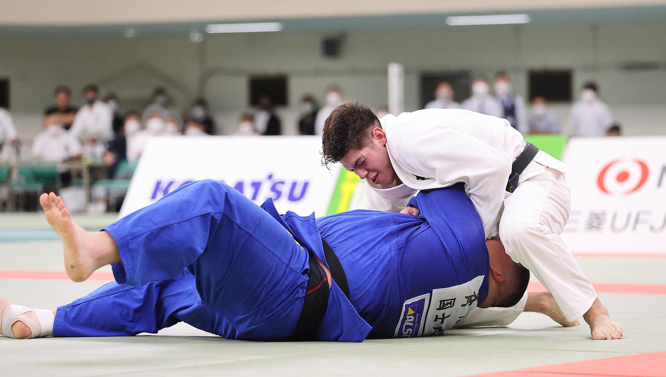 国士舘大・斉藤（下）の体勢を崩し縦四方固めで抑え込む東海大・村尾（撮影・垰建太）