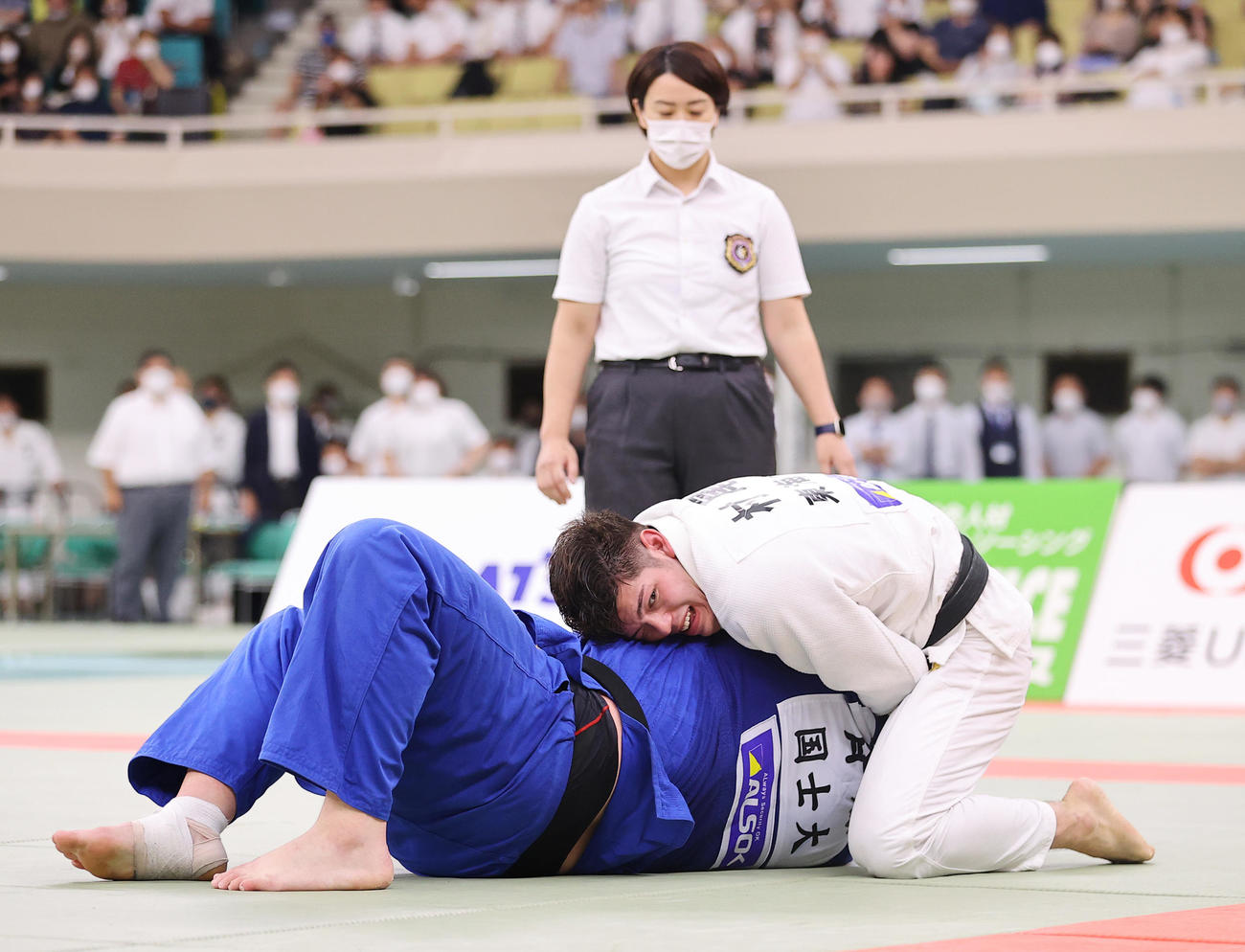 東海大対国士舘大　代表戦、斉藤（下）の体勢を崩し縦四方固めで抑え込む村尾（撮影・垰建太）