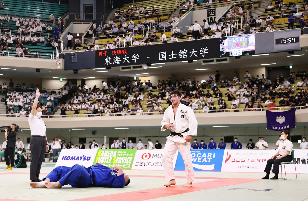 東海大・村尾（右）は国士舘大・斉藤との約12分間に及ぶ代表戦を制し笑顔を見せる（撮影・垰建太）