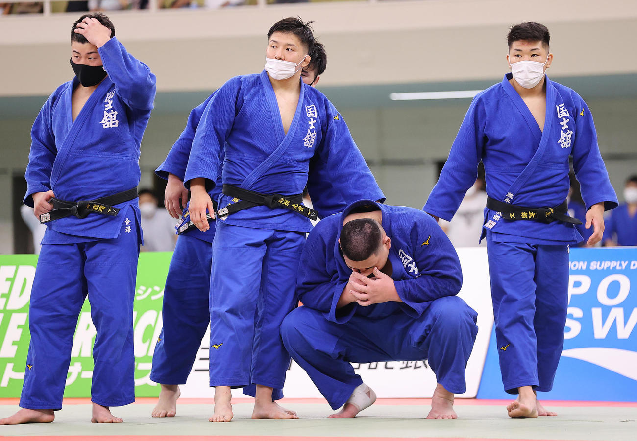 東海大対国士舘大　代表戦の末、肩を落とす斉藤（右から2人目）ら国士舘大の選手たち（撮影・垰建太）