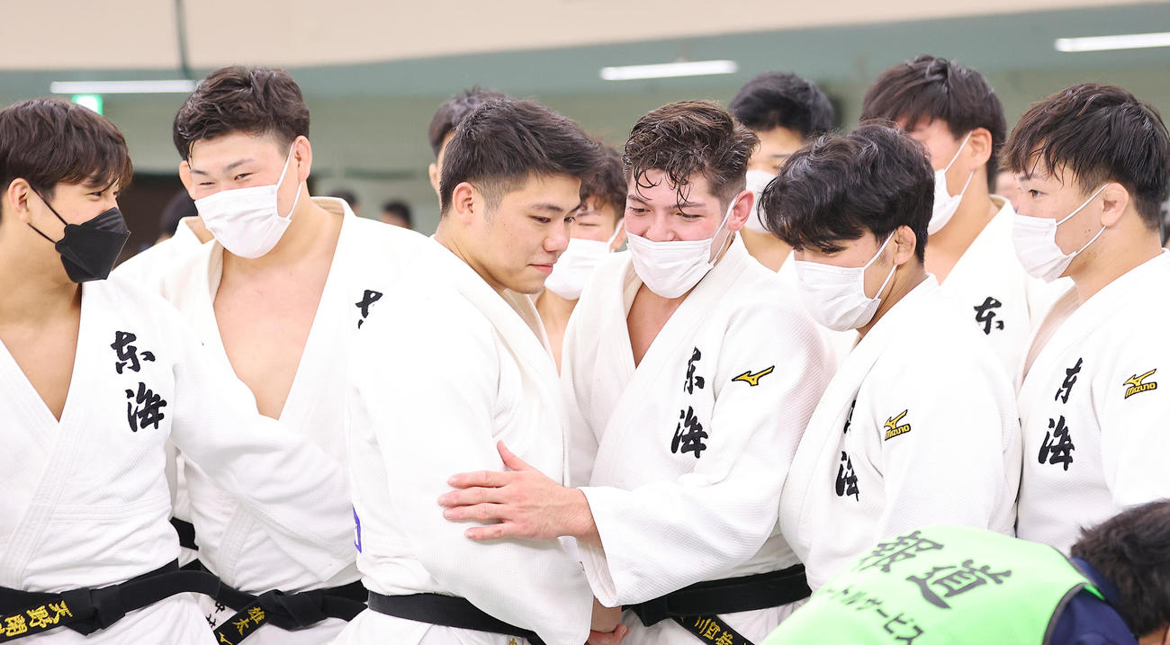 東海大対国士舘大　代表戦を制した東海大・村尾（右から3人目）は仲間たちから笑顔でねぎらいを受ける（撮影・垰建太）