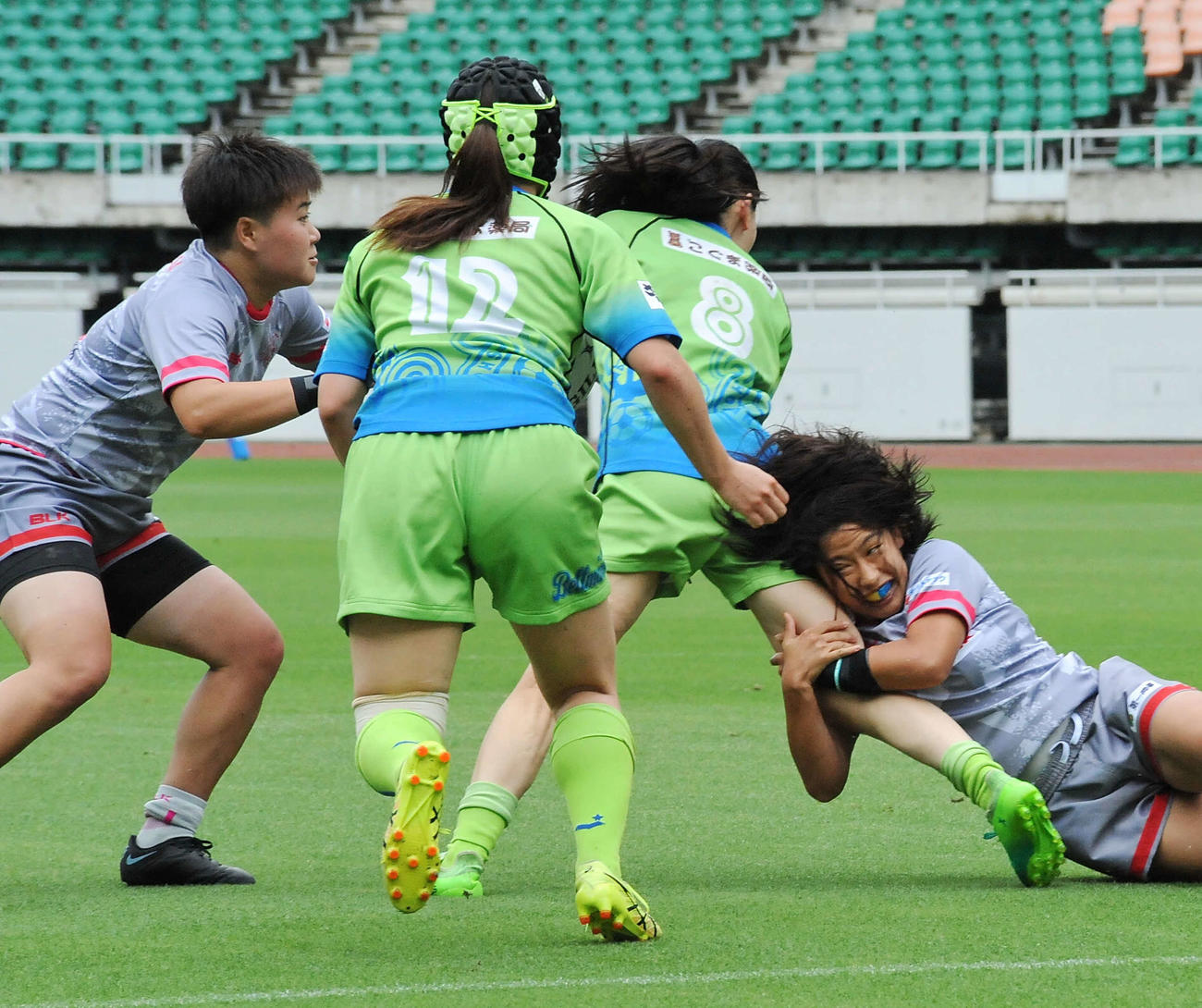 湘南ベルマーレ戦で相手を止めるアザレア・セブンの内山（右端）と伊藤（左端）