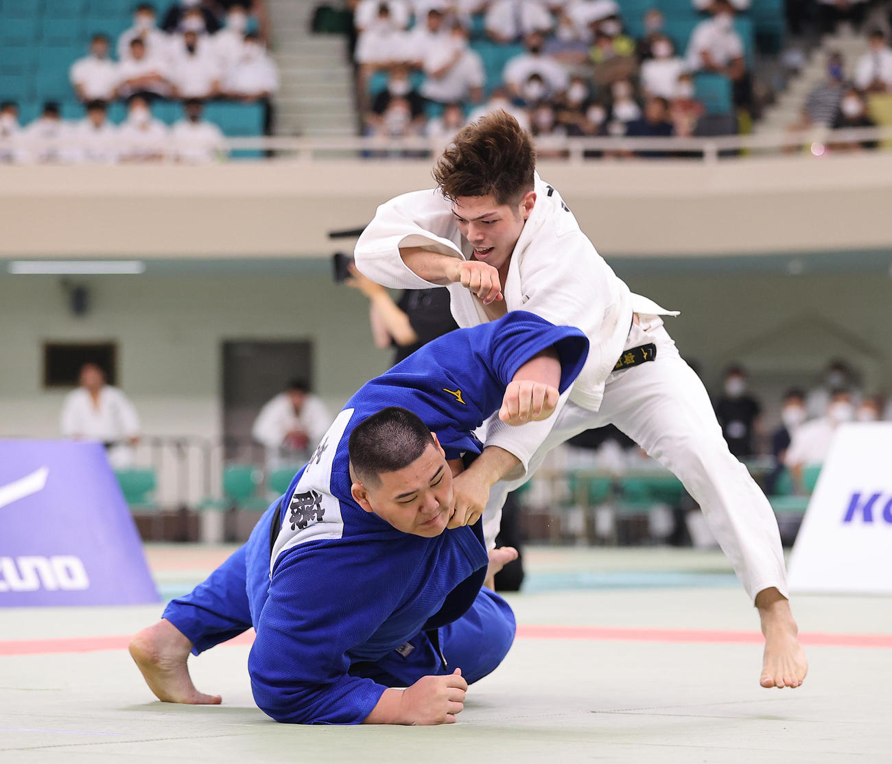 東海大対国士舘大　代表戦で攻め合う国士舘大・斉藤（左）と東海大・村尾（撮影・垰建太）