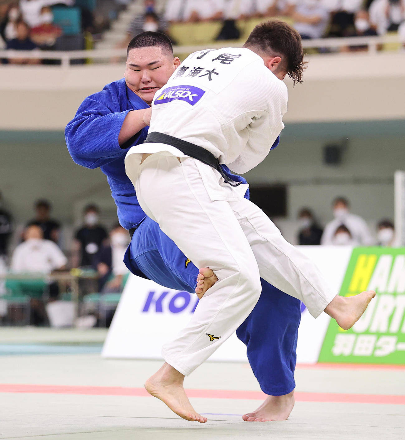 東海大対国士舘大　代表戦で攻め合う国士舘大・斉藤（左）と東海大・村尾（撮影・垰建太）