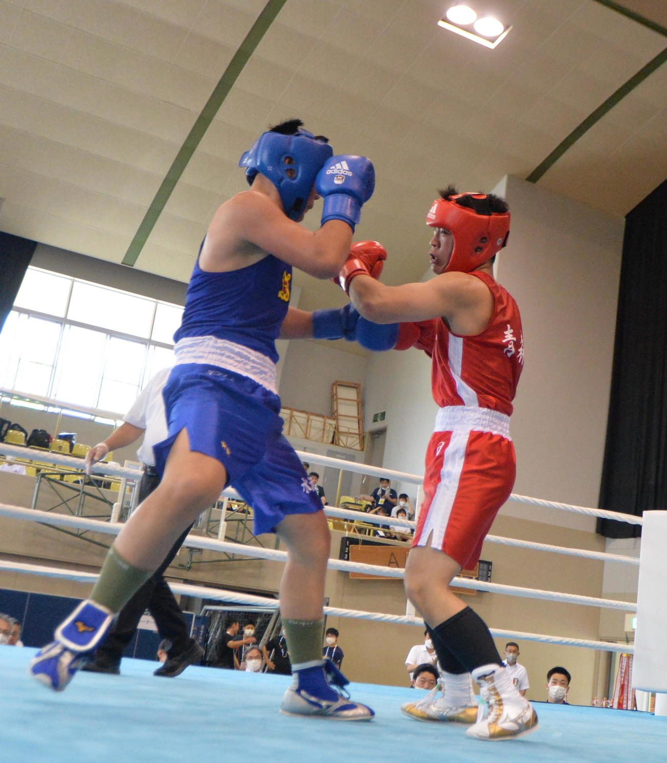 3回、水沢工・和賀（左）と接近戦で打ち合う弘前工・浜田