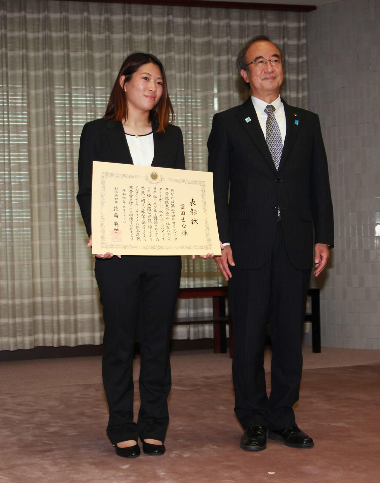 県民栄誉賞を受賞したスノーボード女子ハーフパイプ（HP）の冨田（左）と花角新潟県知事