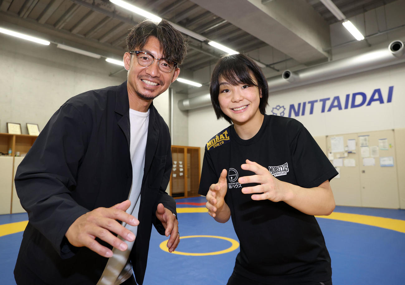 日体大レスリング練習場で笑顔で記念撮影する鳥谷氏（左）と藤波（撮影・狩俣裕三）