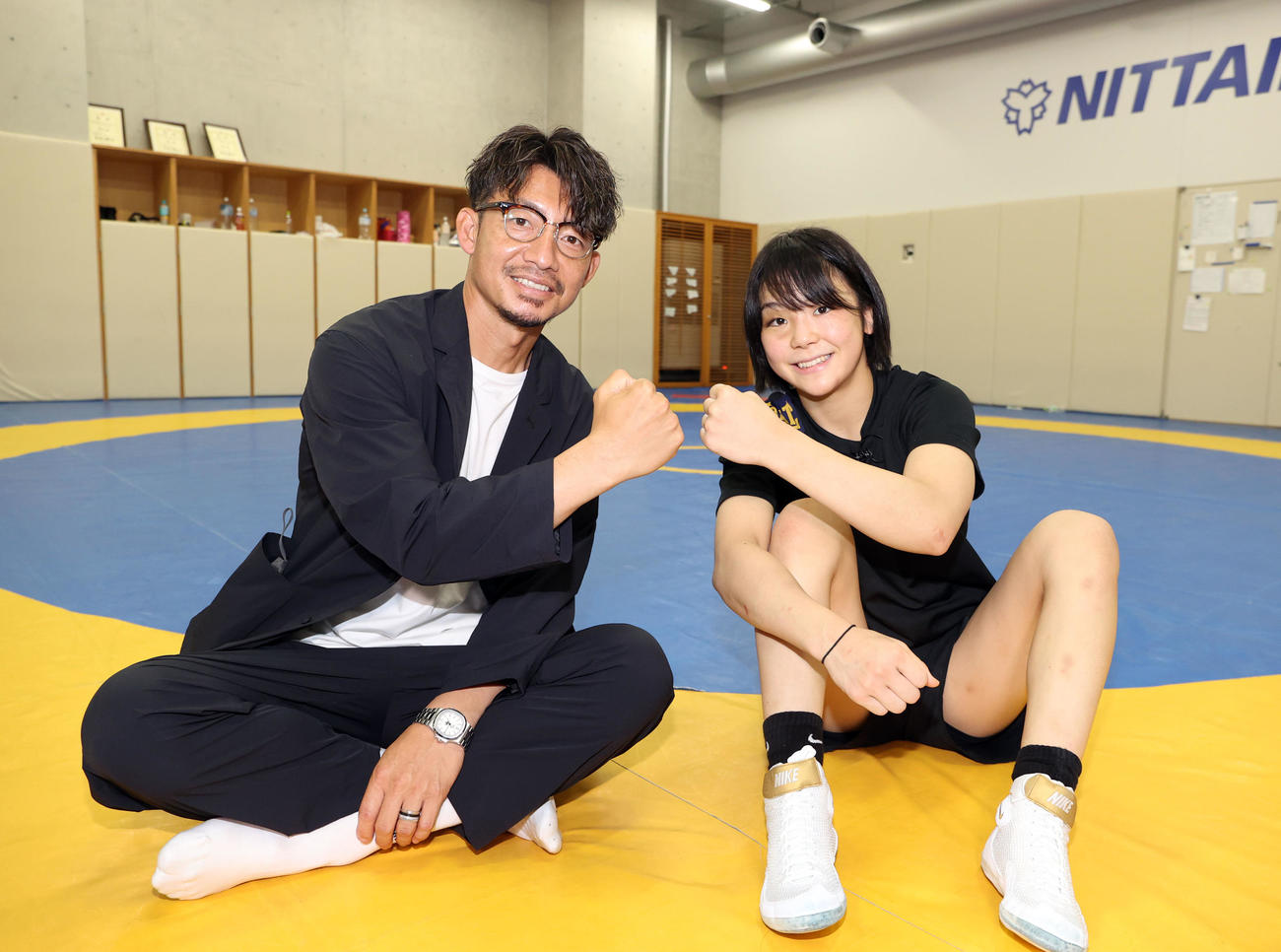 日体大レスリング練習場で笑顔で記念撮影する鳥谷氏（左）と藤波（撮影・狩俣裕三）