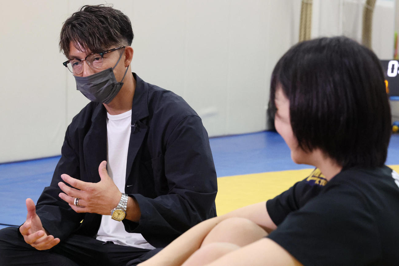 日体大レスリング練習場でのインタビューで藤波（手前）に話をする鳥谷氏（撮影・狩俣裕三）