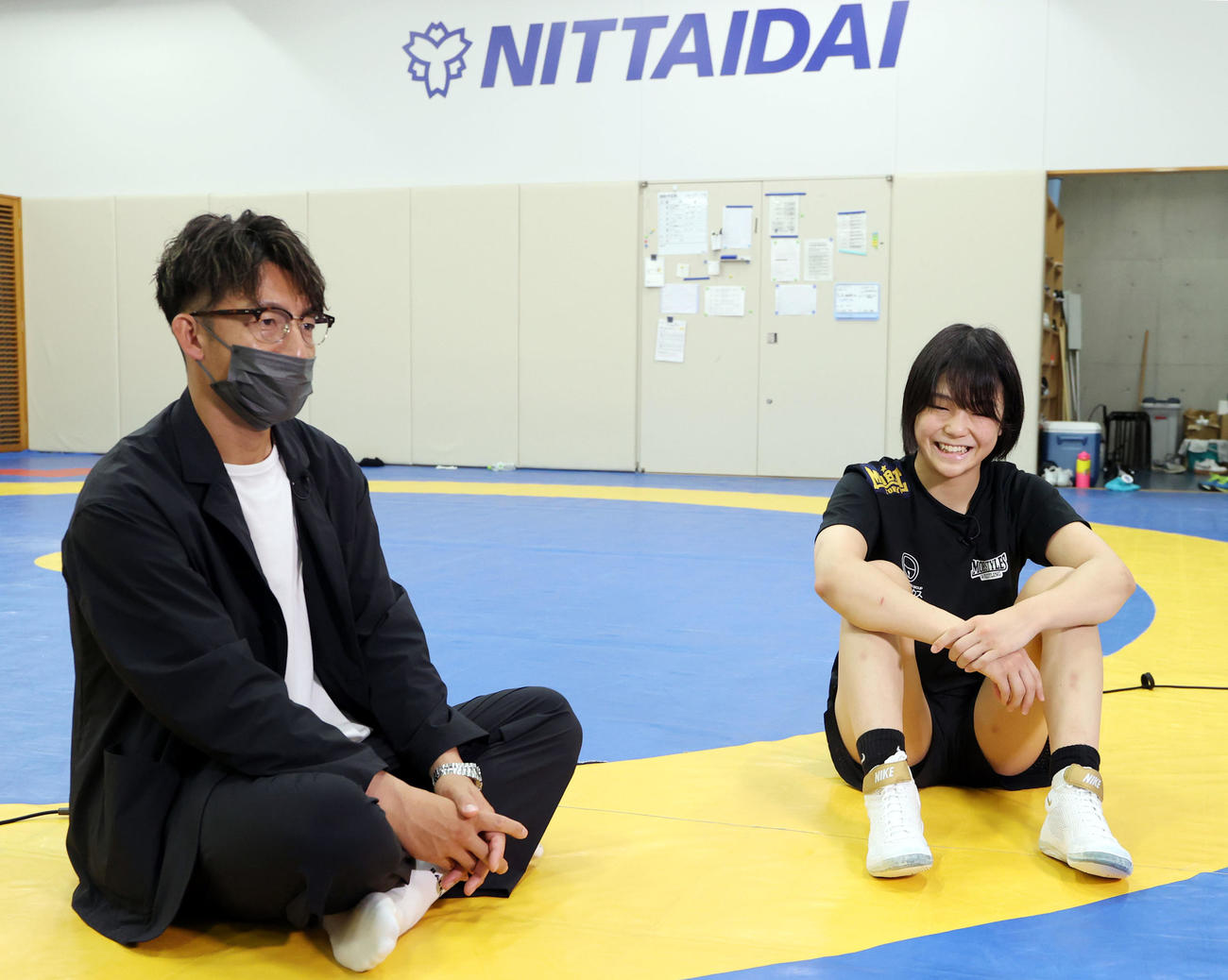 日体大レスリング練習場で対談する鳥谷氏（左）と藤波（撮影・狩俣裕三）
