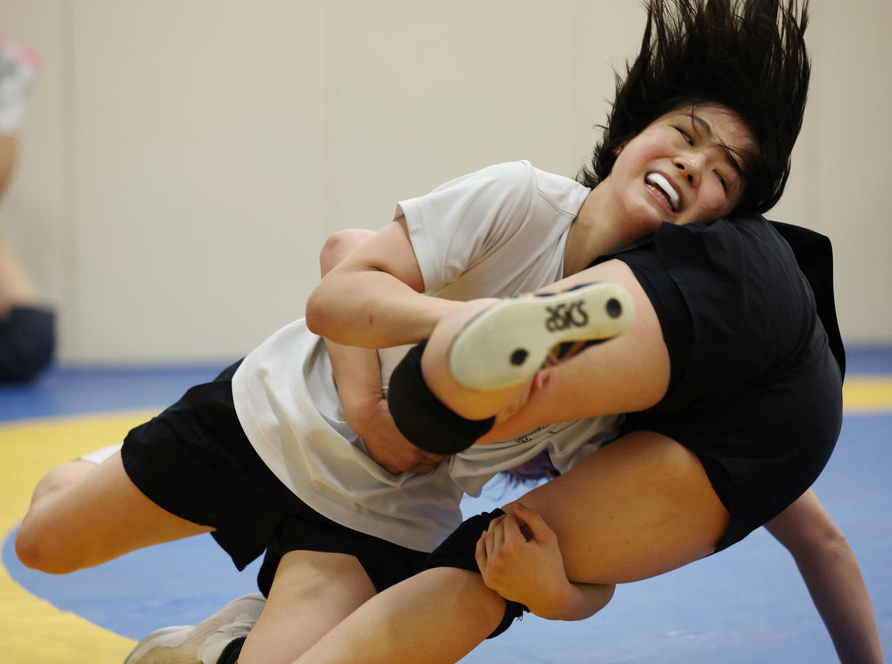 日体大レスリング練習場で激しいタックルを繰り出す藤波（撮影・狩俣裕三）