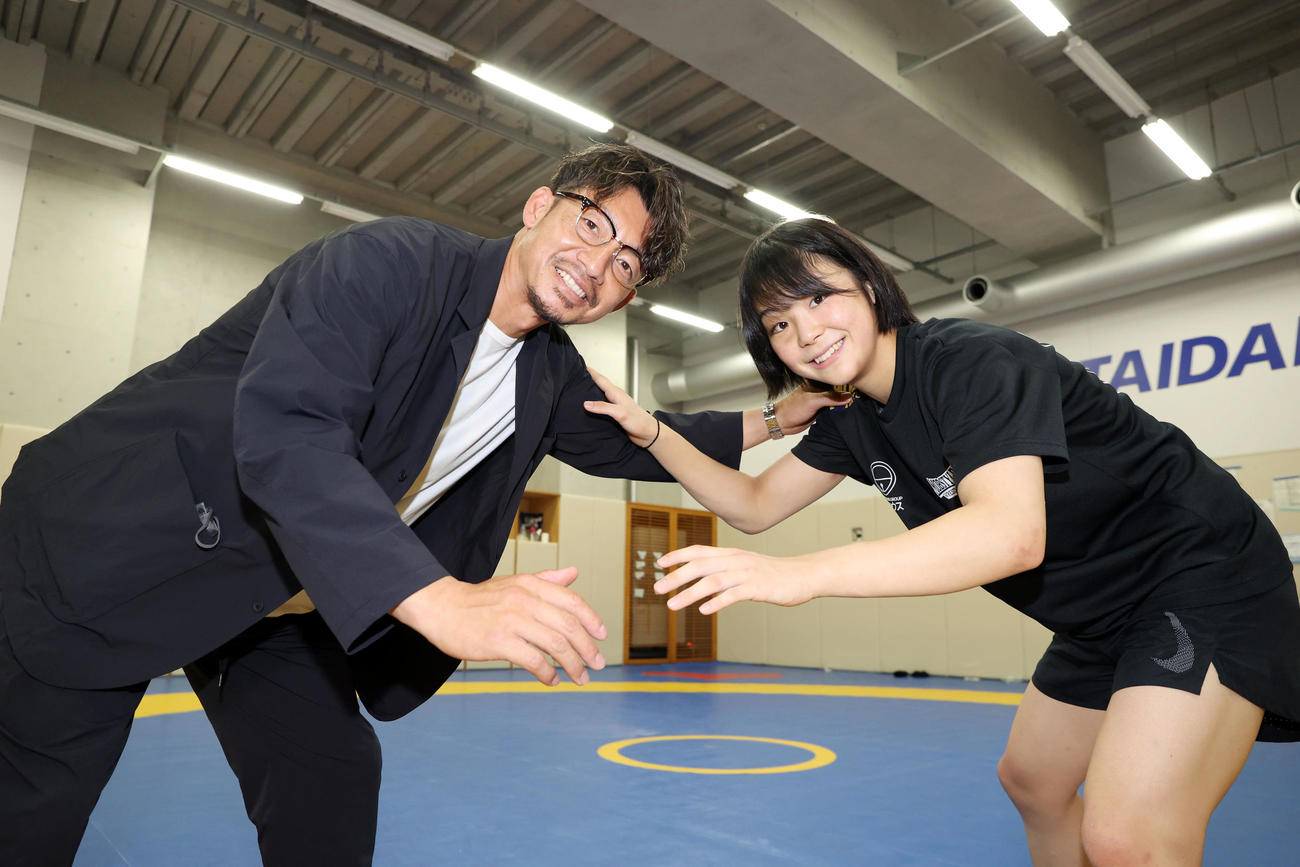 日体大レスリング練習場で笑顔で組み合う鳥谷氏（左）と藤波（撮影・狩俣裕三）