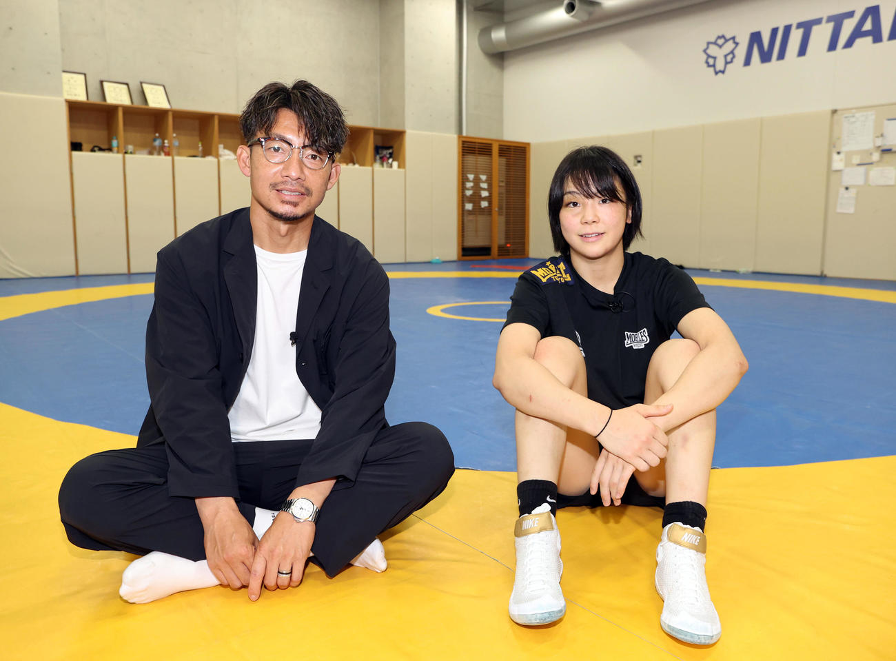 日体大レスリング練習場で記念撮影する鳥谷氏（左）と藤波（撮影・狩俣裕三）