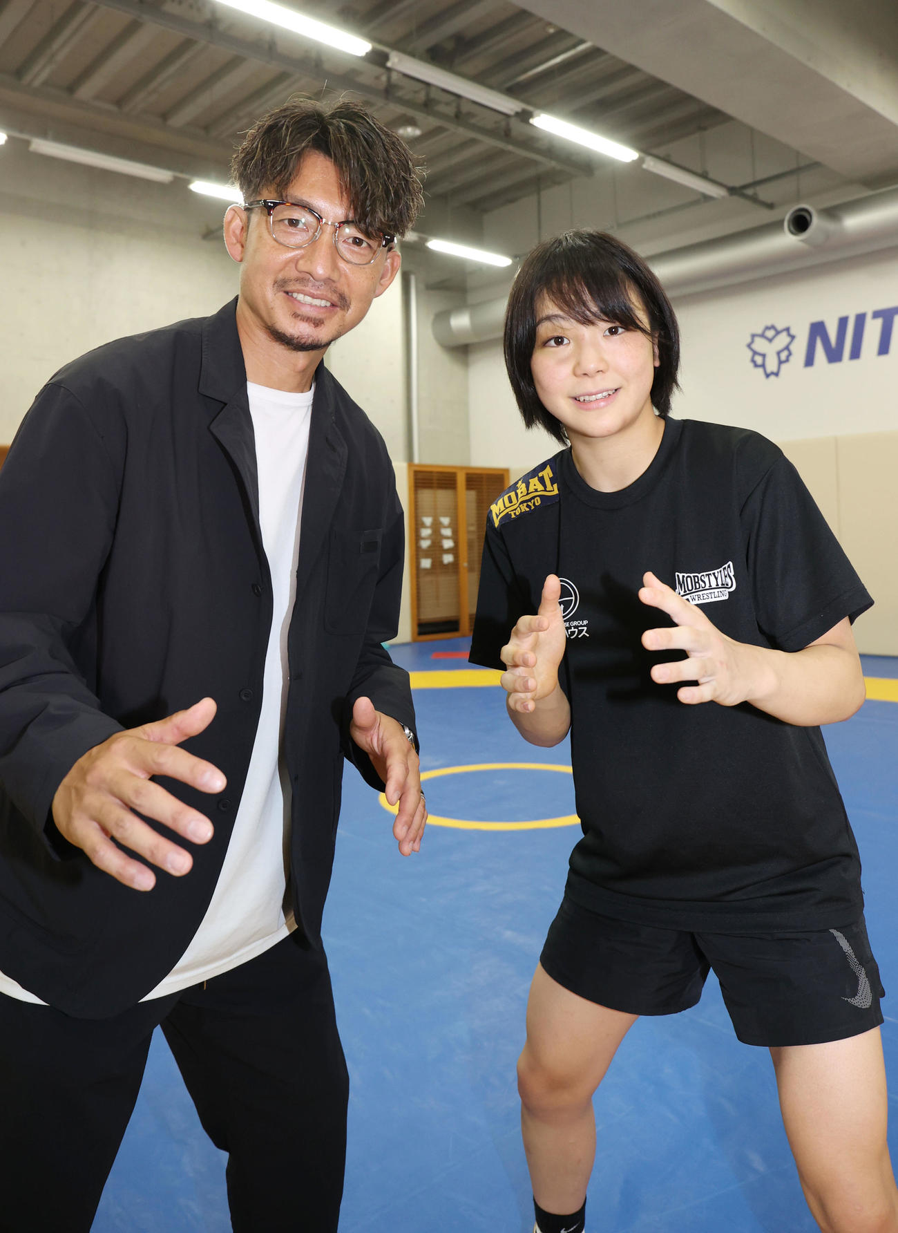 日体大レスリング練習場で笑顔で記念撮影する鳥谷氏（左）と藤波（撮影・狩俣裕三）