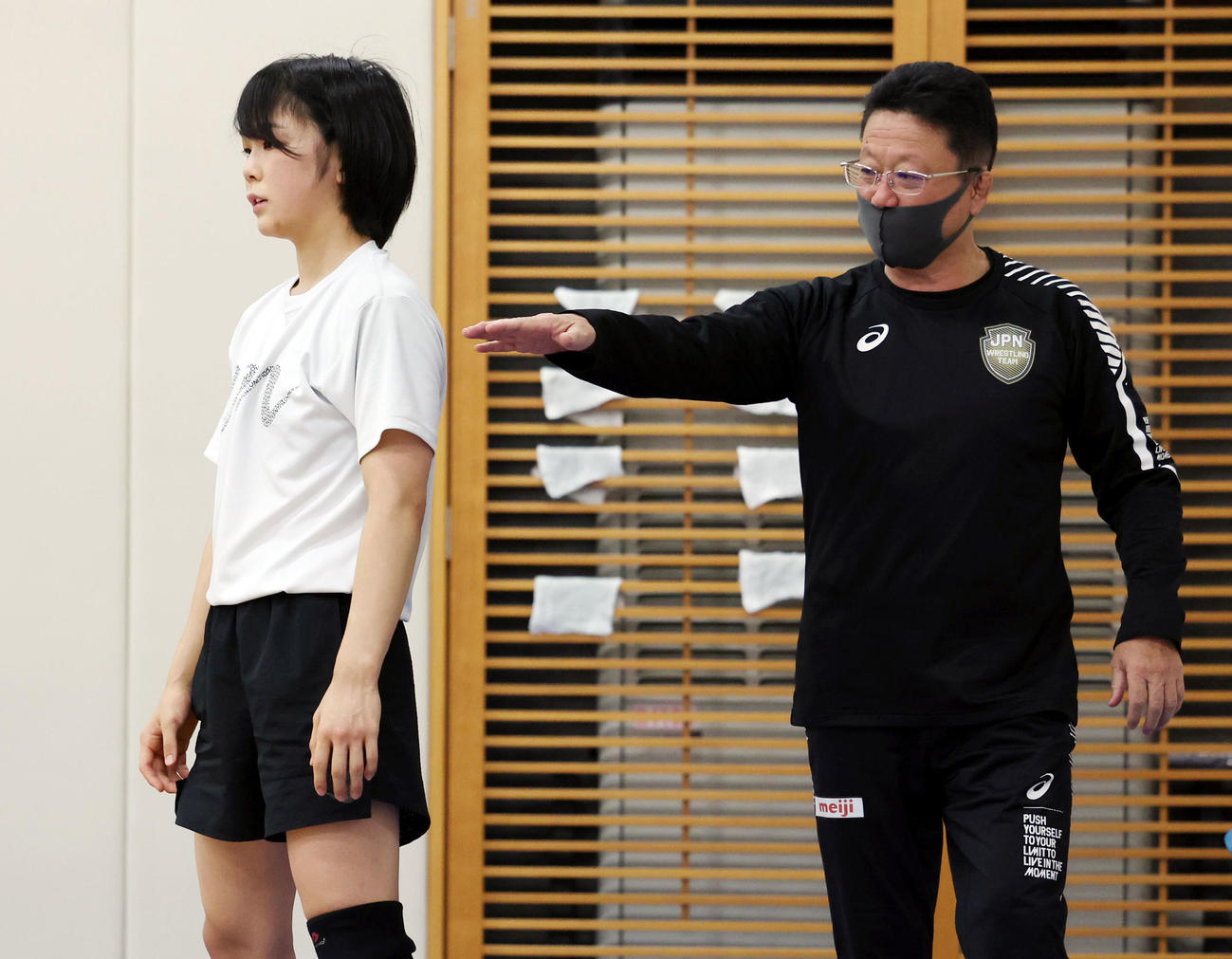 藤波（左）に指示を出す父でコーチの俊一氏（撮影・狩俣裕三）