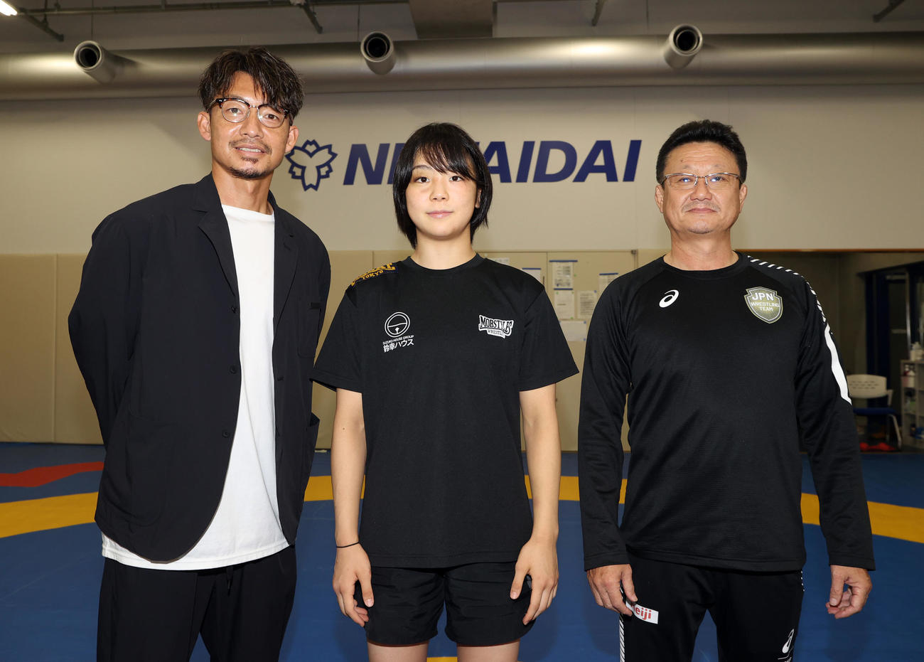 日体大レスリング練習場で記念撮影する、左から鳥谷氏、藤波、父でコーチの俊一氏（撮影・狩俣裕三）