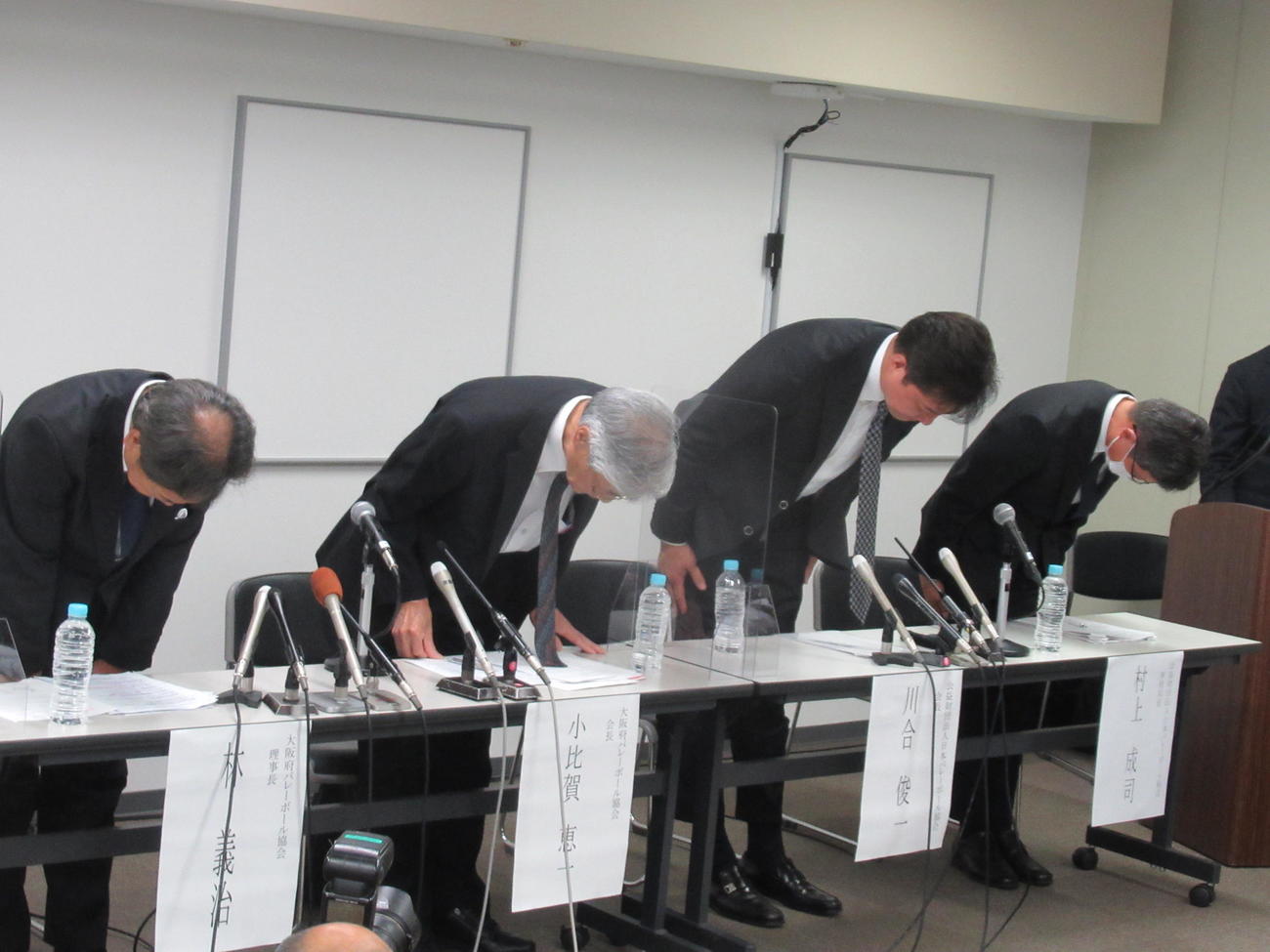 会見で謝罪するバレーボール協会幹部。左から3人目は日本協会の川合会長（撮影・実藤健一）