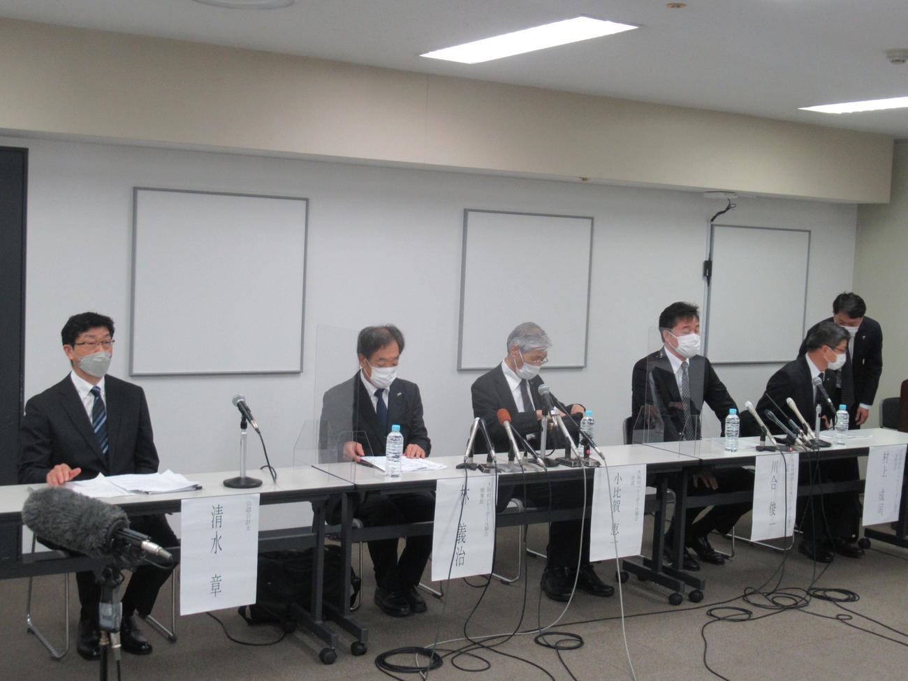 会見に臨んだバレーボール協会幹部。左から4人目は日本協会の川合会長（撮影・実藤健一）