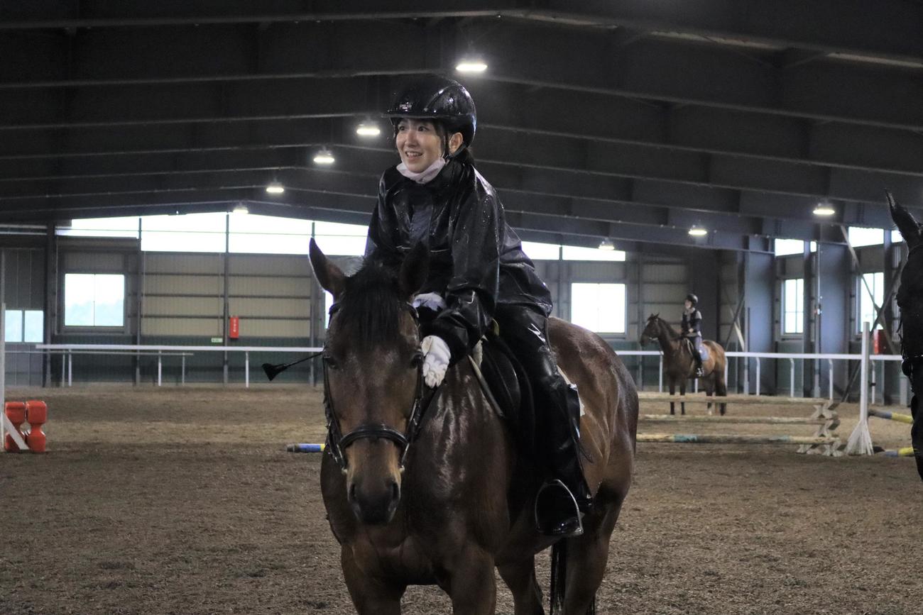 乗馬を体験するカーリング女子ロコ・ソラーレ藤沢（撮影・保坂果那）