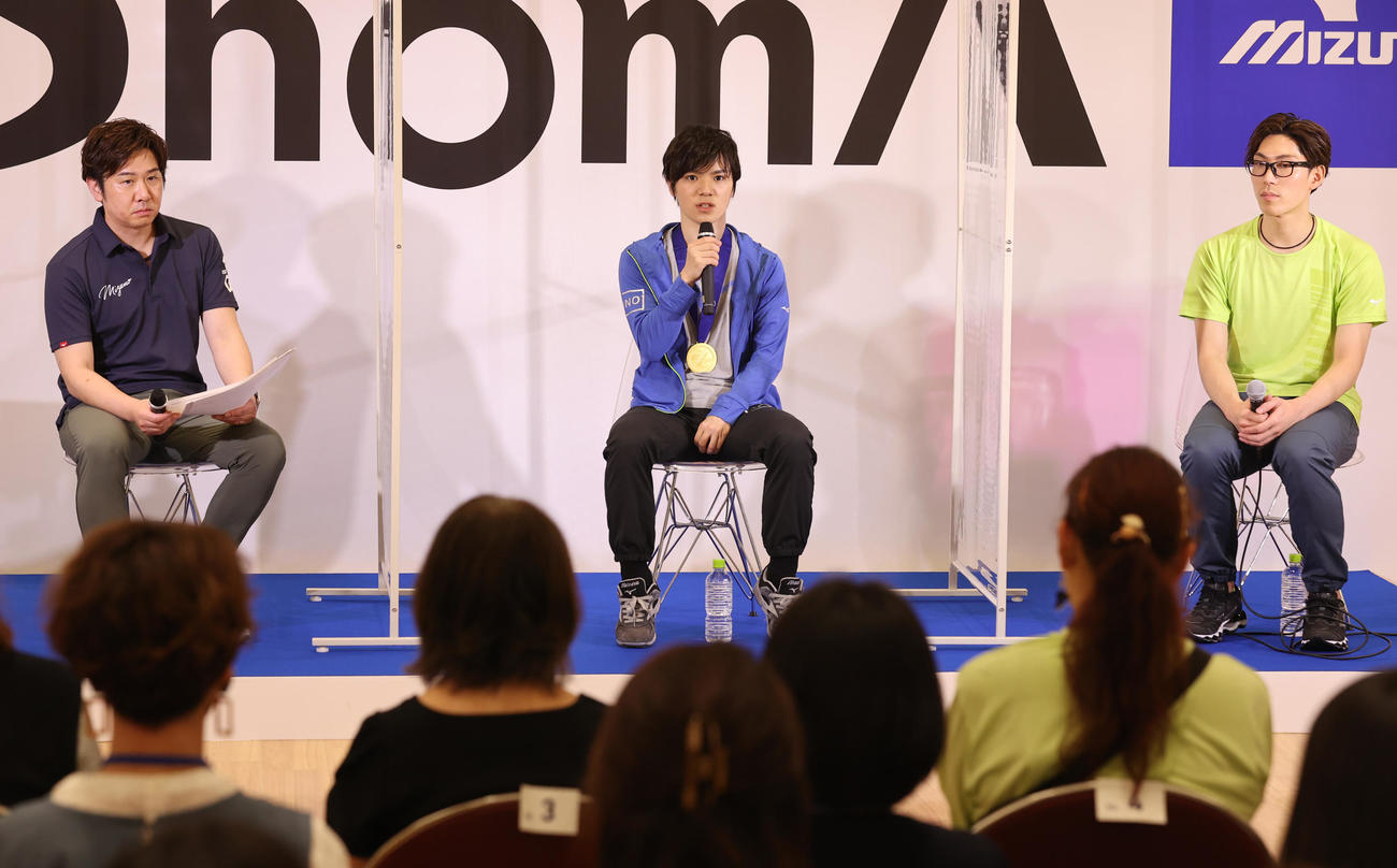 トークライブに出演した宇野。左は司会の本田さん、右は田中さん（代表撮影）