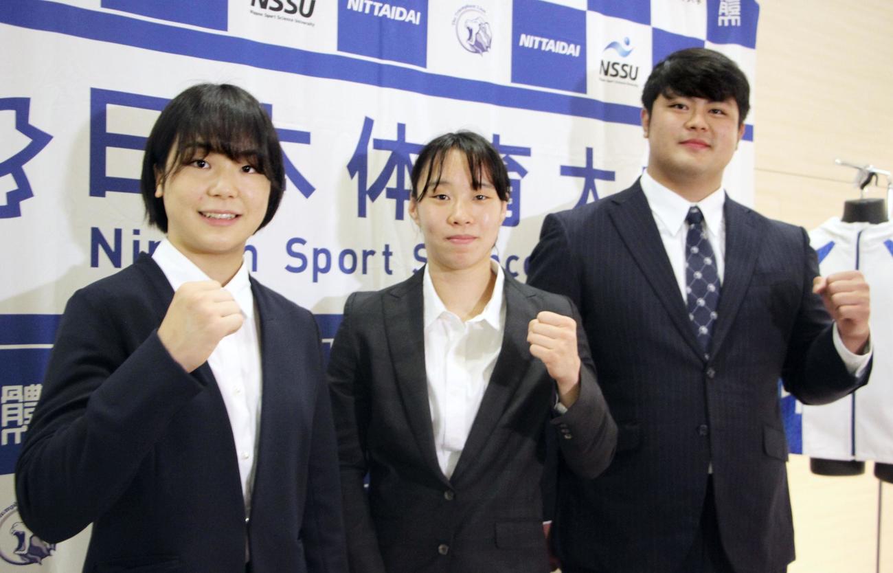 日体大の強化指定選手認定式に出席した（左から）レスリングの藤波朱理、ボクシングの入江聖奈、相撲の花田秀虎（共同）