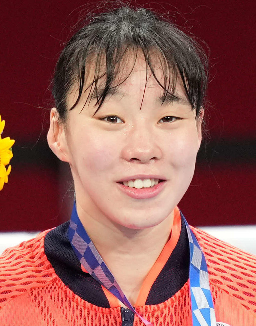 ボクシング女子フェザー級決勝　金メダルを手に笑顔の入江（2021年8月撮影）