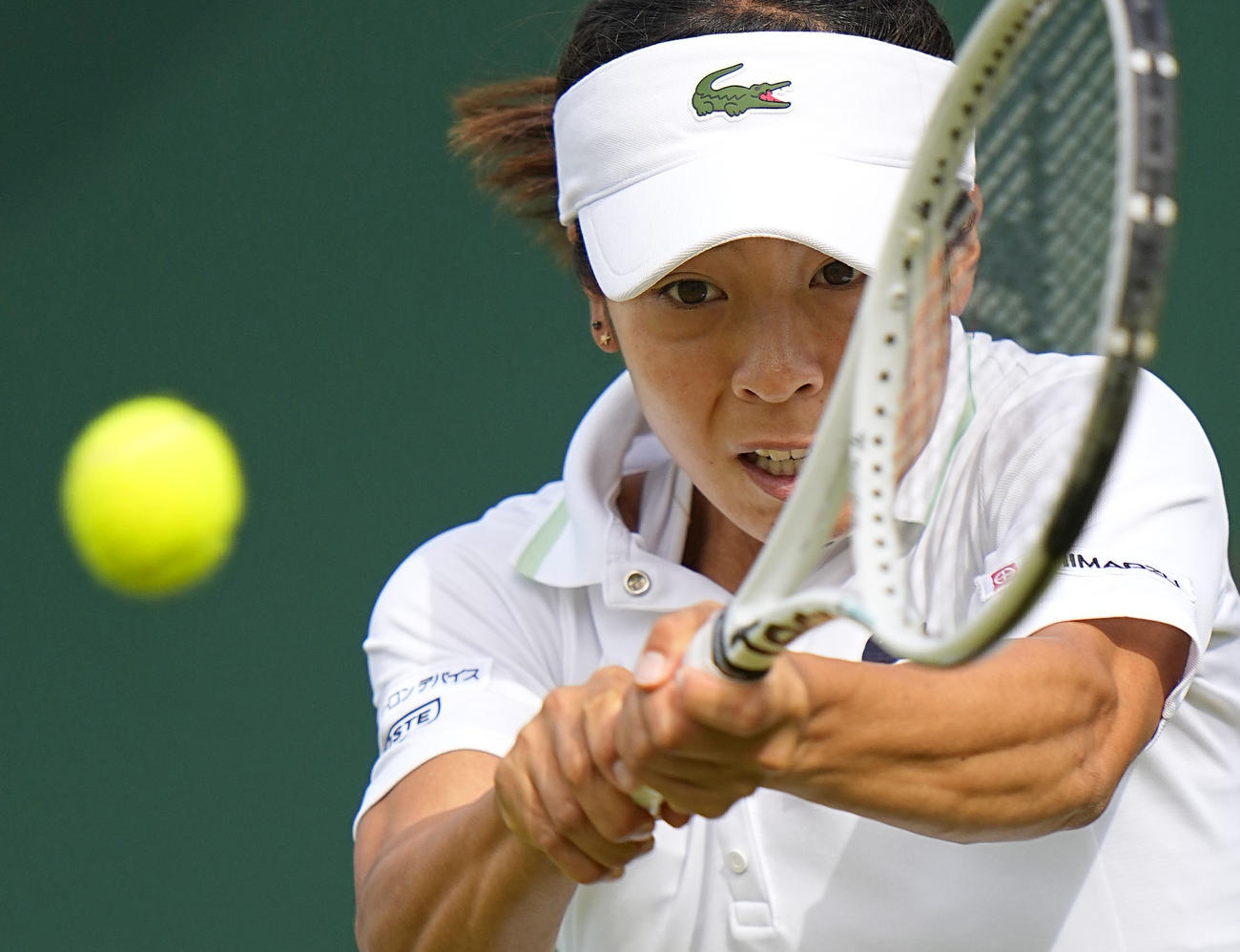 女子シングルス2回戦でプレーする本玉真唯（共同）