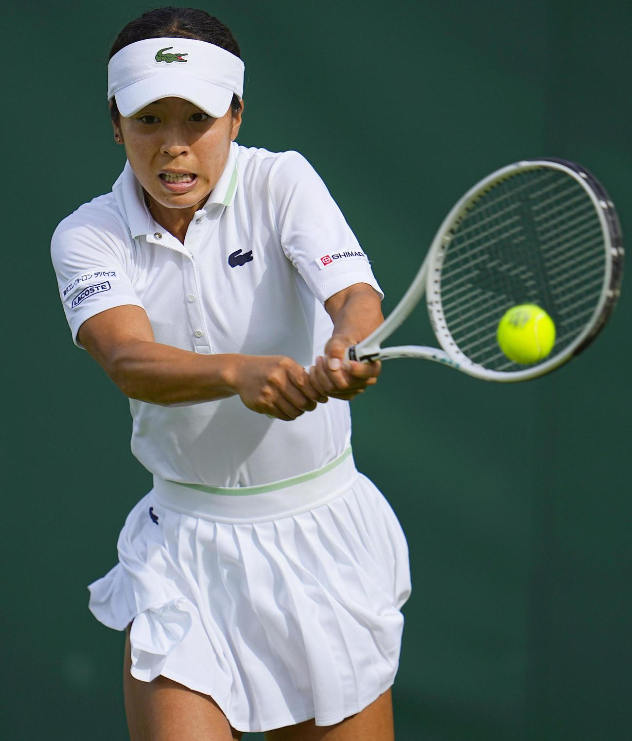 女子シングルス2回戦でプレーする本玉真唯（共同）