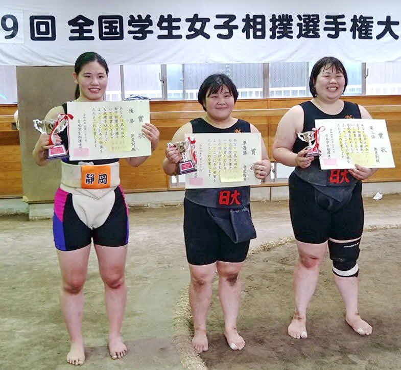 表彰状を見せて記念撮影に応じる福里愛美（左）（家族提供）