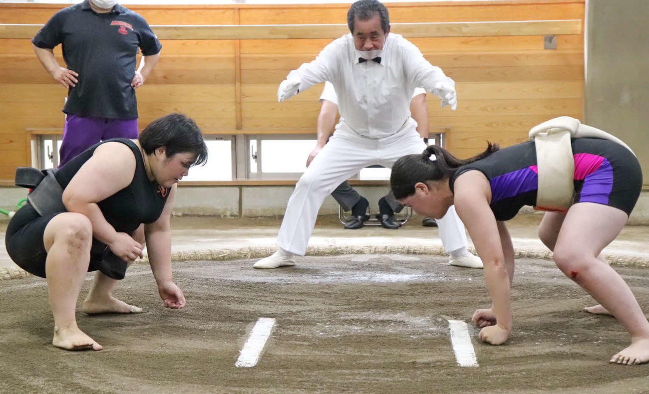 決勝に臨む福里（右）（家族提供）