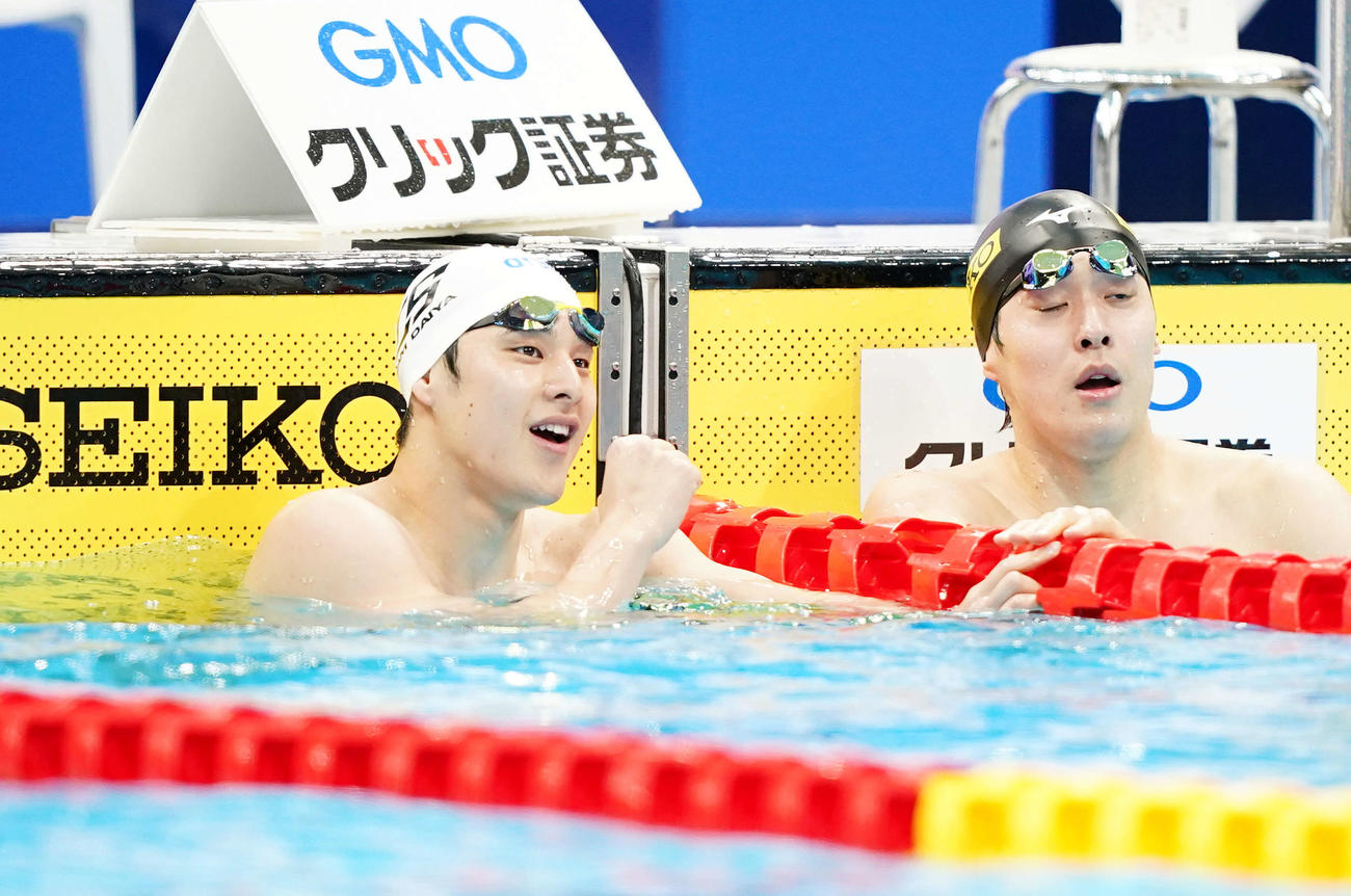 瀬戸大也と坂井聖人（右）（2021年4月4日撮影）