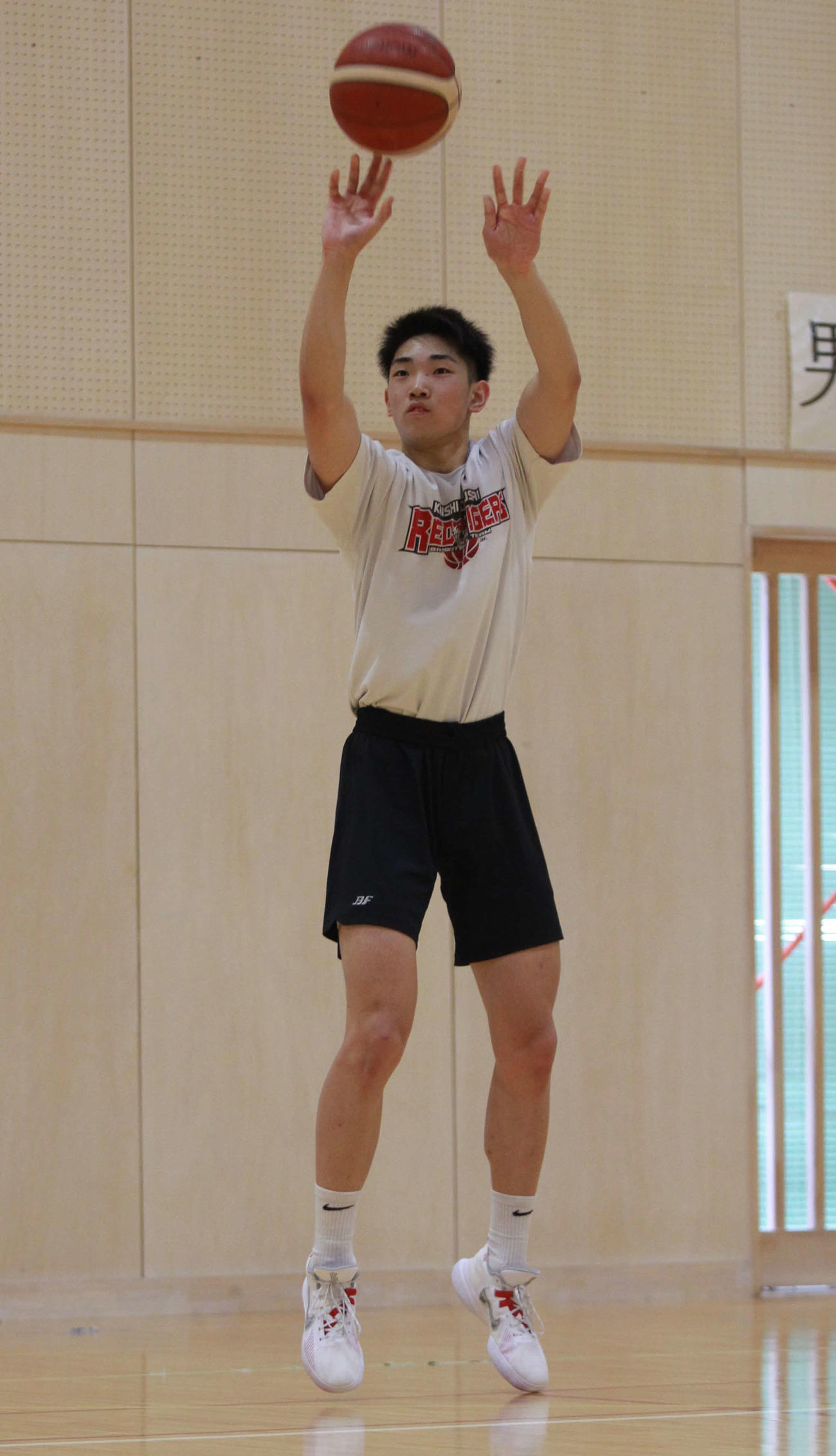 シュート練習する武藤