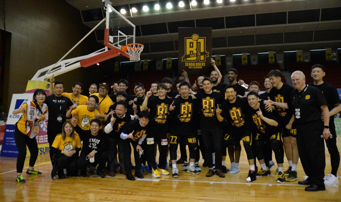 香川対仙台　B1昇格を決め記念撮影する仙台89ERS（2022年5月16日撮影）