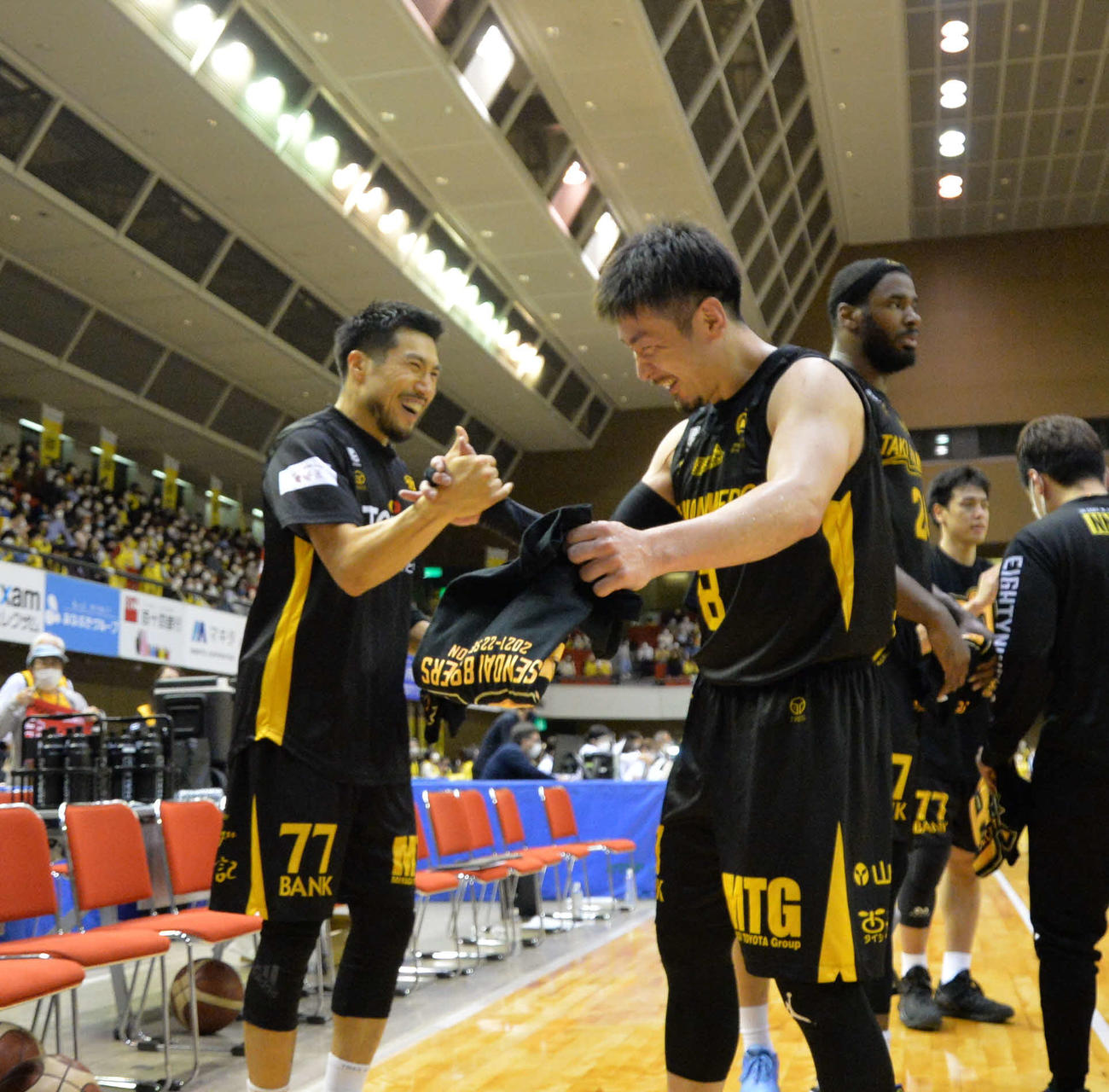 B1昇格を決め、喜び合う片岡（左）と月野（2022年5月16日撮影）