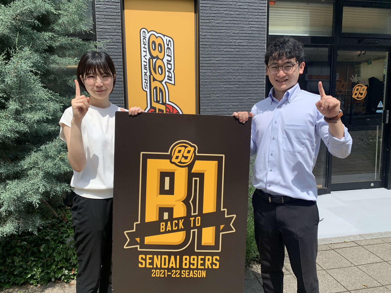 フロントスタッフとしてチームを支えた木村氏（左）と舩山氏（仙台89ERS提供）