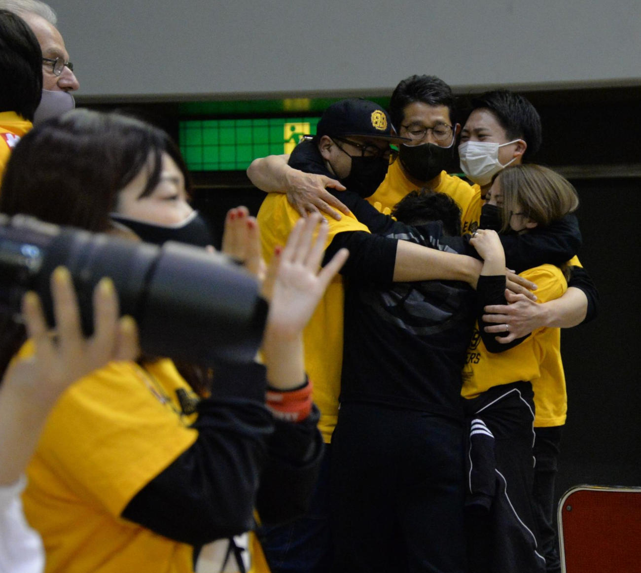 B1昇格を決め抱き合って喜ぶ仙台89ERSのスタッフたち（撮影・濱本神威）