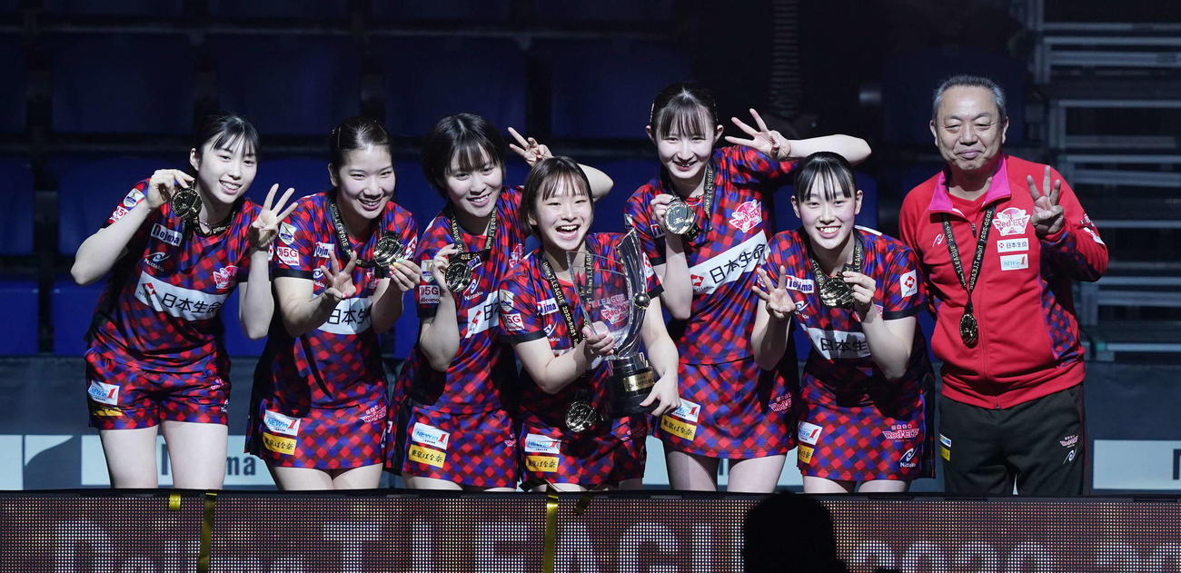 優勝を決め笑顔で写真に納まる日本生命の選手たち。左から麻生、森、平野、前田、早田、赤江、村上監督（2021年2月27日撮影）