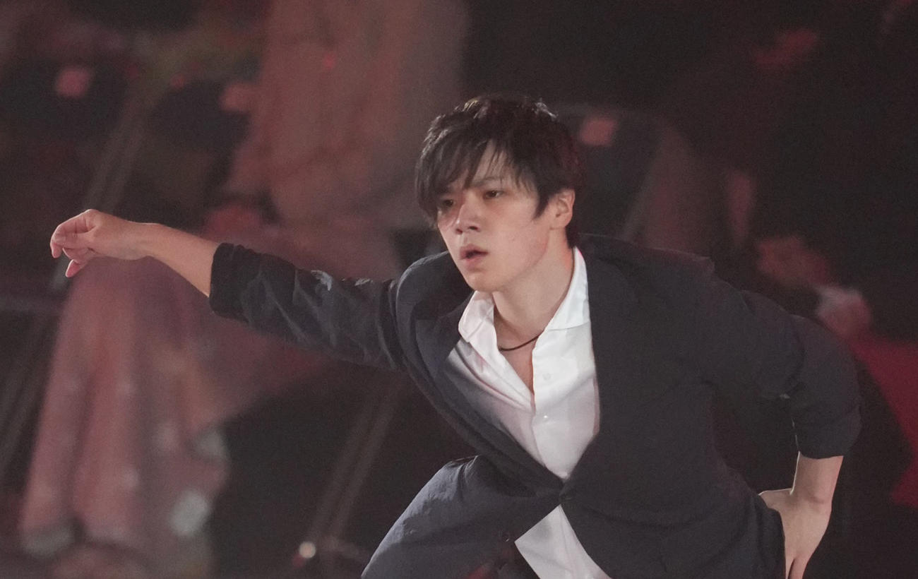 「ドリーム・オン・アイス2022」で演技を披露する宇野（撮影・小沢裕）