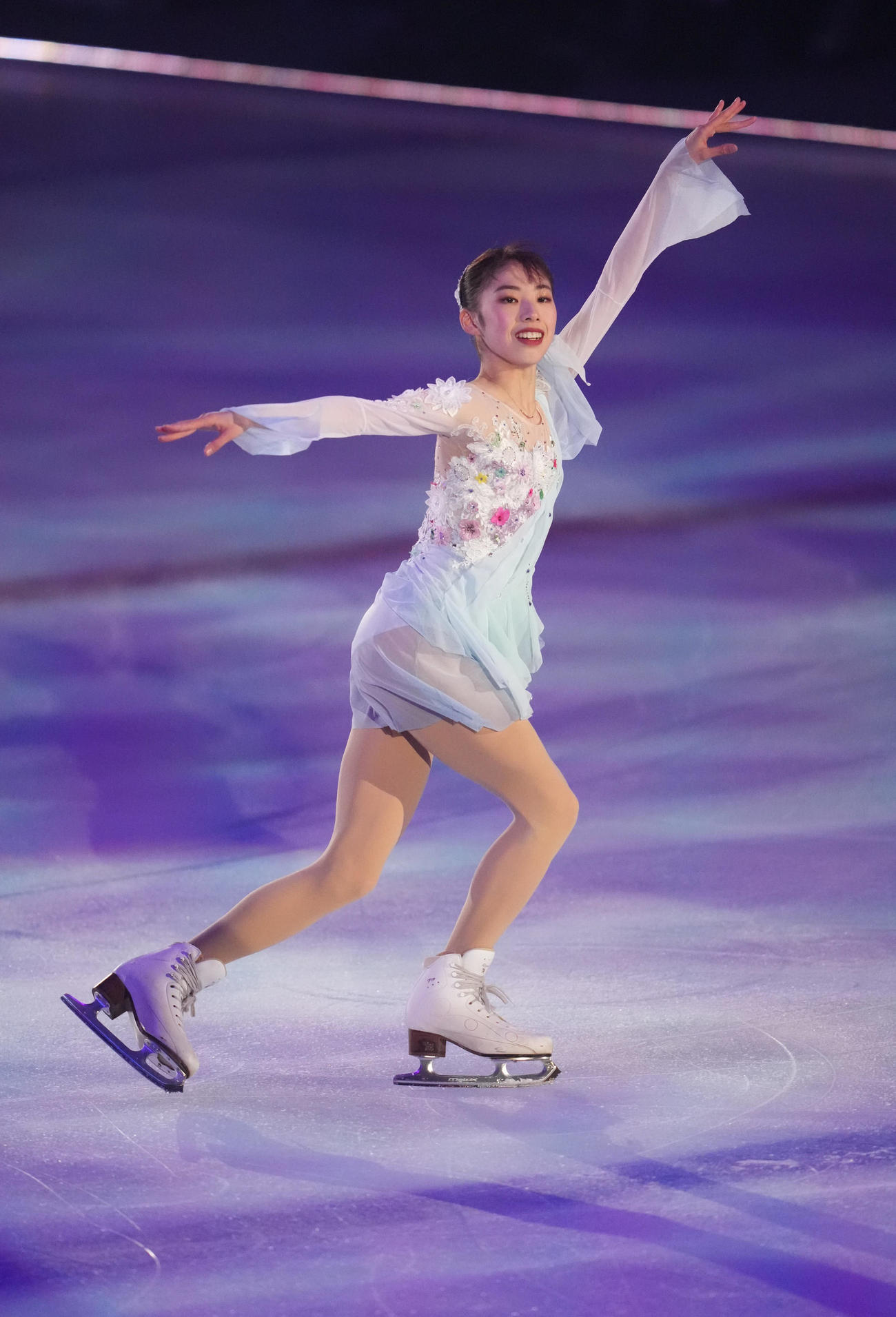 「ドリーム・オン・アイス2022」で演技を披露する女子シングルの住吉（撮影・小沢裕）