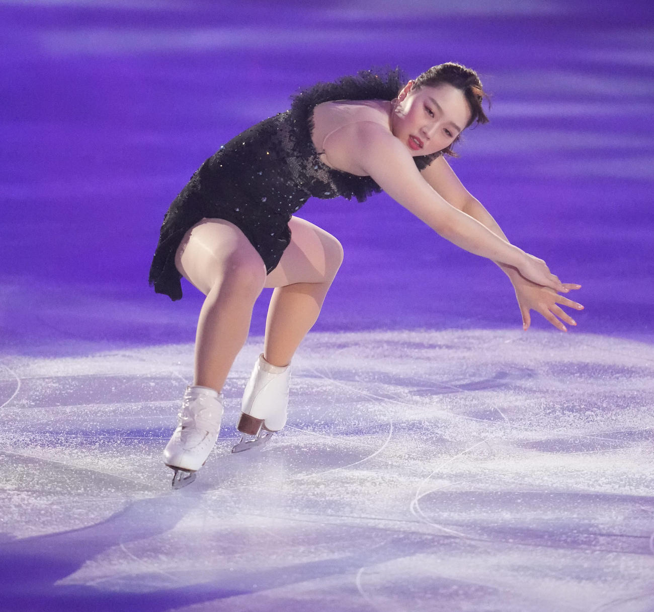 「ドリーム・オン・アイス2022」で演技を披露する女子シングルの樋口（撮影・小沢裕）