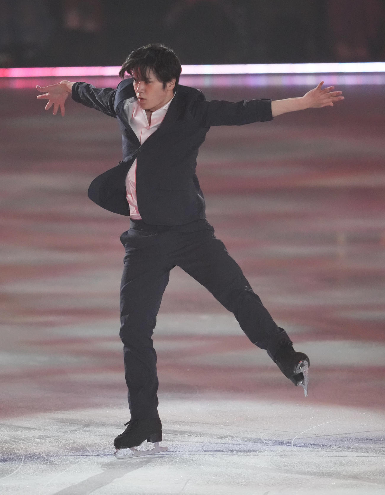 「ドリーム・オン・アイス2022」で演技を披露する男子シングルの宇野（撮影・小沢裕）