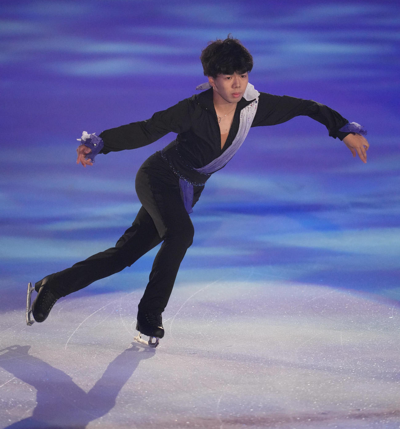 「ドリーム・オン・アイス2022」で演技を披露する男子シングルの佐藤（撮影・小沢裕）