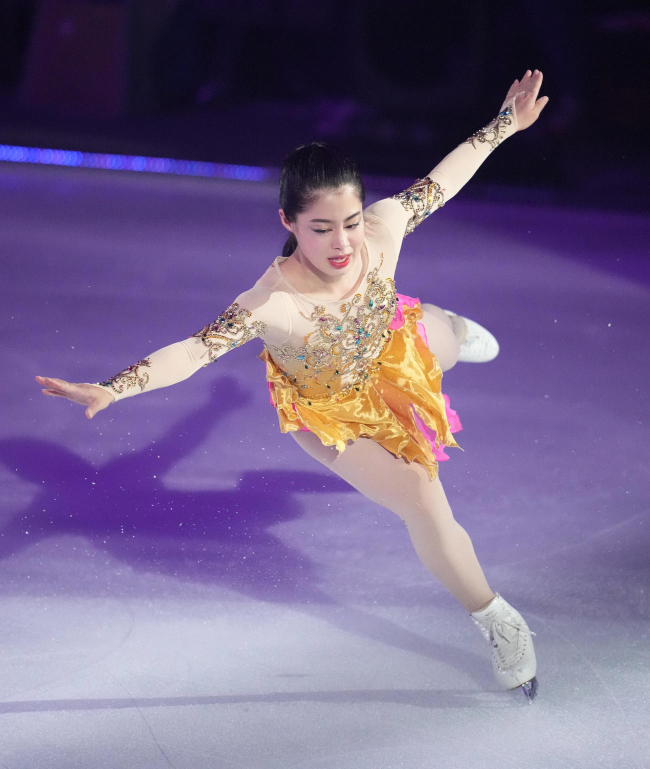「ドリーム・オン・アイス2022」で演技を披露する女子シングルの横井（撮影・小沢裕）