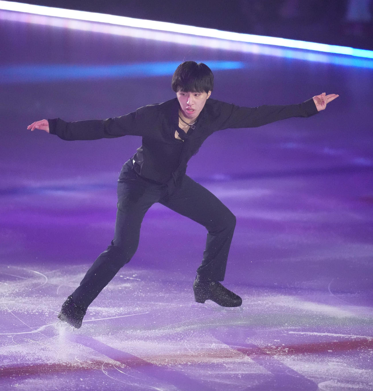 「ドリーム・オン・アイス2022」で演技を披露する男子シングルの三浦（撮影・小沢裕）