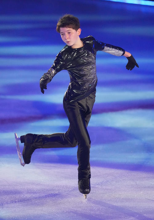 「ドリーム・オン・アイス2022」で演技を披露する男子シングルの中田（撮影・小沢裕）